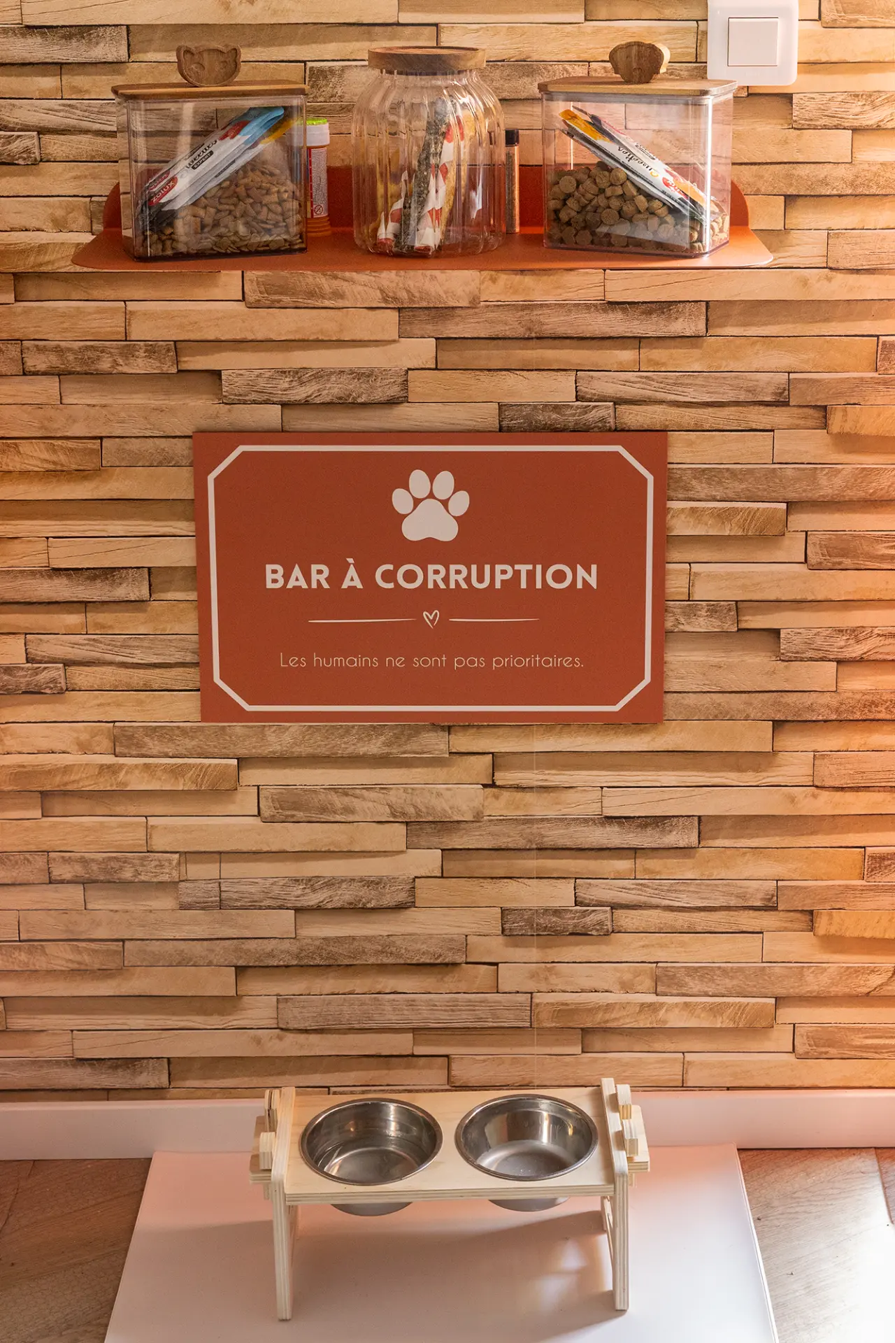 Bar à corruption du studio photo animalier : friandises et gamelles pour les chiens