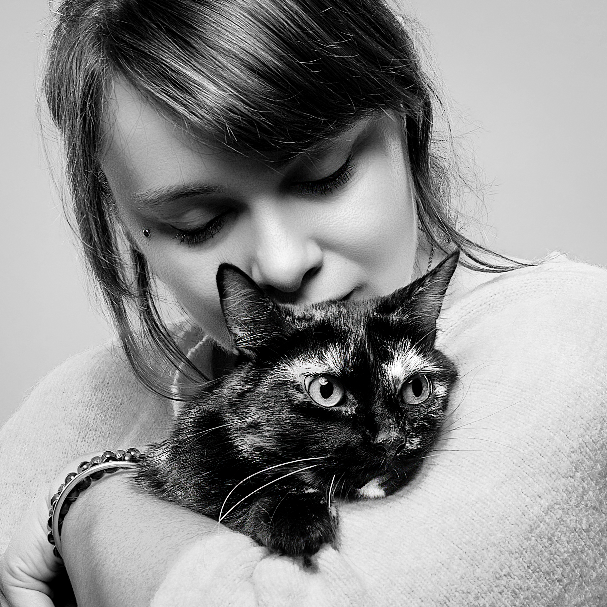 Élise Schipman, photographe animalière du Studio PAW, en complicité avec un chien en extérieur